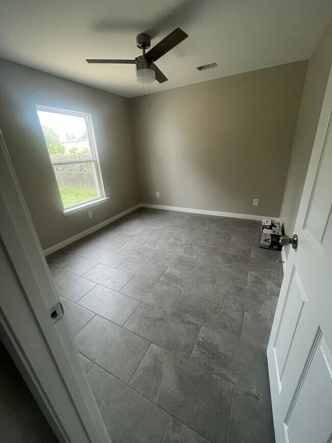 Building Photo - Beautifully Renovated 2 Bedroom Home for Lease