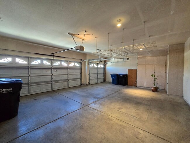 Building Photo - A Fabulous 3 Bedroom Home in Seven Hills