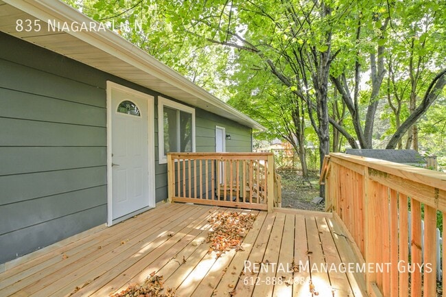 Building Photo - Stunning 4 Bedroom Home! Wayzata School District!