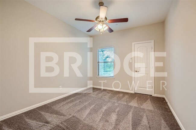 Building Photo - 1313 Lakecrest Ln