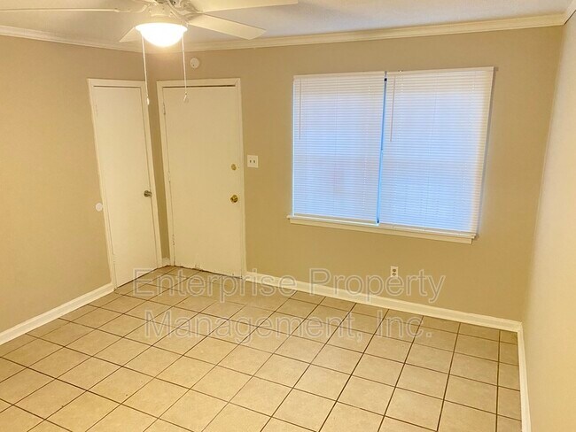 Building Photo - 424 Deerskin Dr