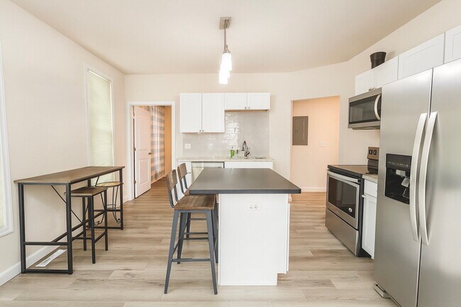 Building Photo - Renovated Short Term Rental!