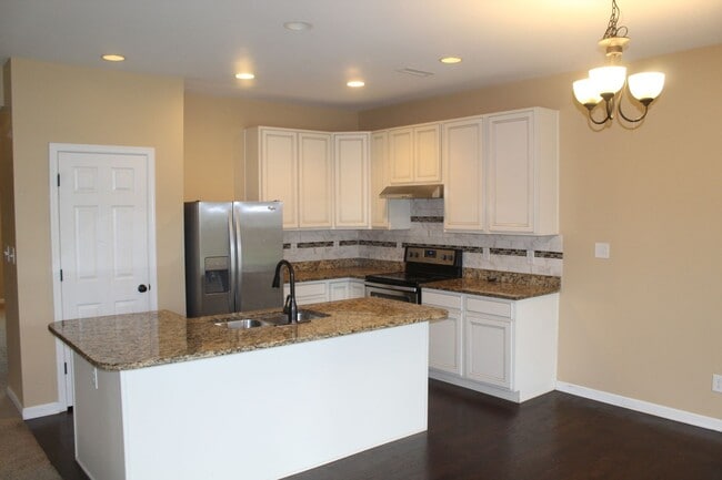 Building Photo - Spacious 4 Bedroom Home in Avon!