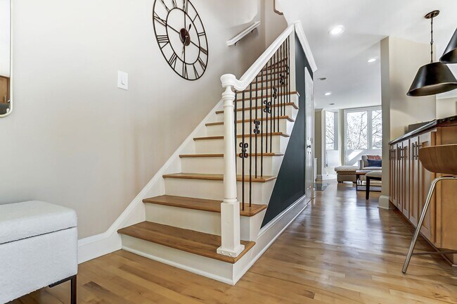 Building Photo - (Coming Soon) Fully Furnished Condo Uptown!!