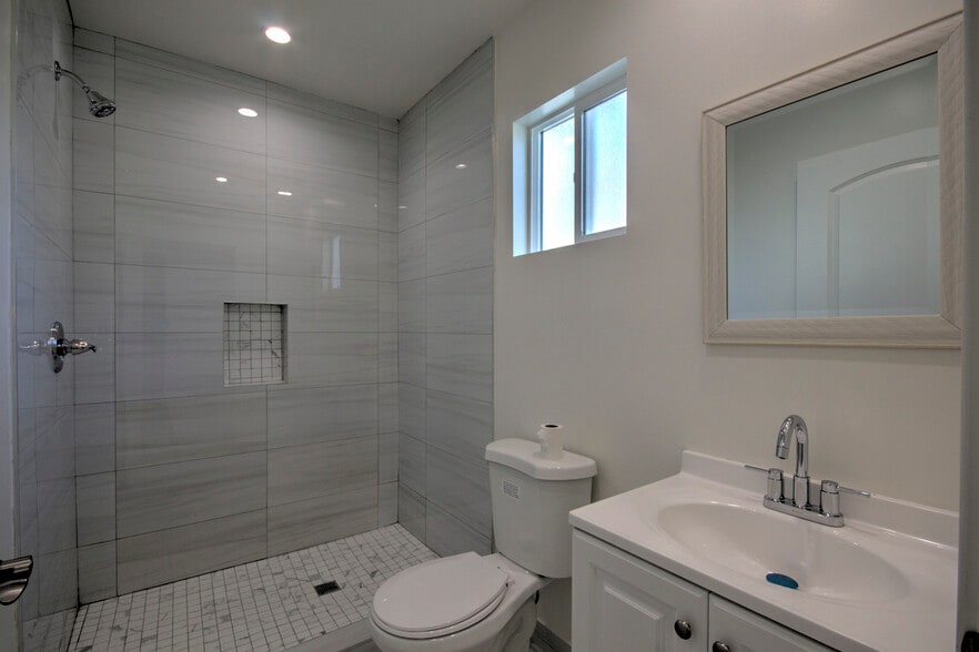 Building Photo - 14604 Cohasset St