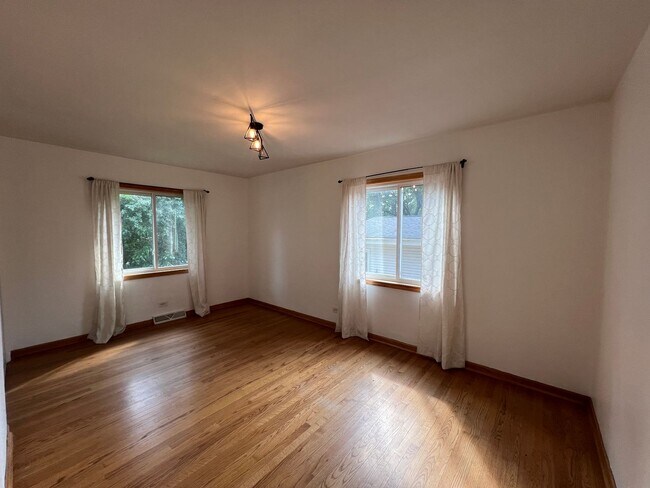 Building Photo - 403 E Lake Ave