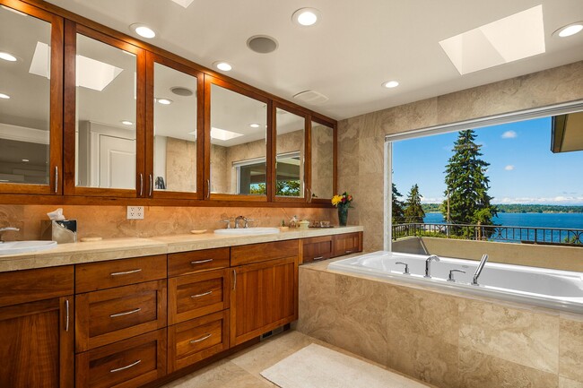 Building Photo - Exquisite Kirkland Estate - Lake Front Views