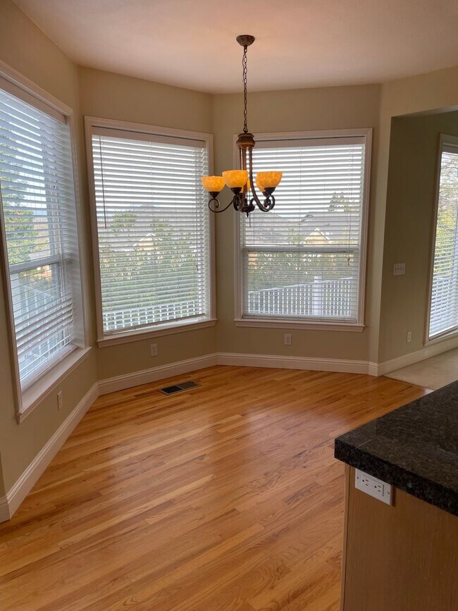 Building Photo - Luxury Living in The Knolls