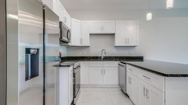 Building Photo - 4864 Golfview Blvd