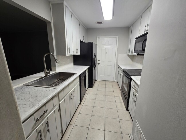 Building Photo - Living Room & Den in Dalraida