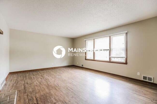 Building Photo - 3 Bedroom Pet-Friendly Home in Kansas City, MO with Main Street Renewal