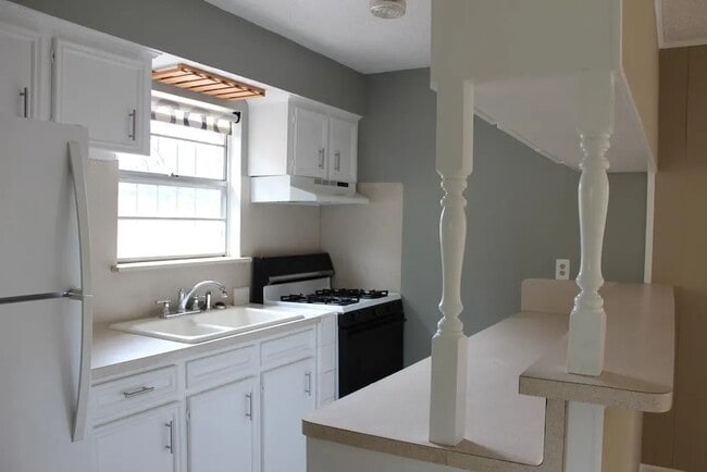 Building Photo - 902 Euclid St