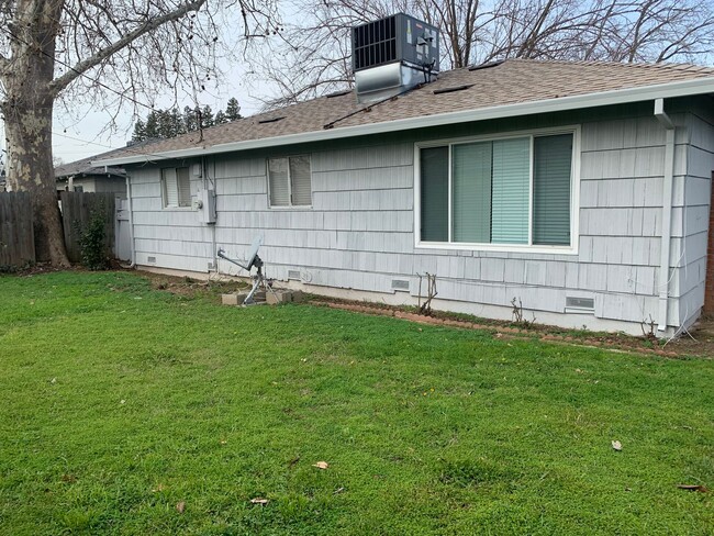 Building Photo - 3 bedroom home with new floors