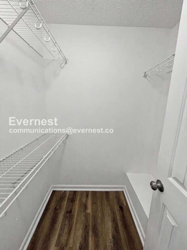 Building Photo - Limited Time Special Offer! / 3 Bed, 2 Bath Home with Garage / Pet-Friendly / Available Now!