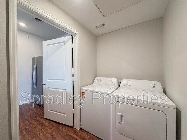 Building Photo - 1124 W Ave O