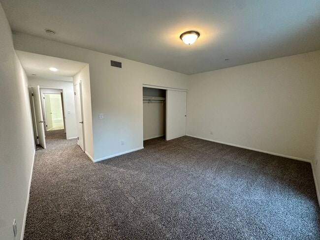 Building Photo - Spacious 2bed2bath Newly Renovated condo, Ready got Move In! adjacent to Warner Center/Woodland H...