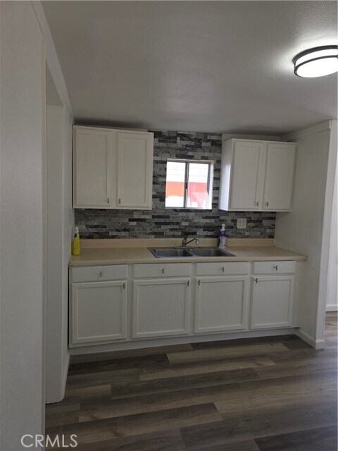 Building Photo - 1387 W 6th St