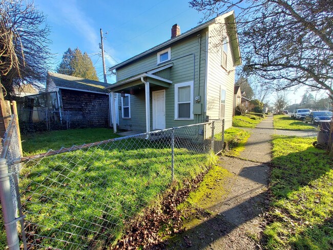 Building Photo - 2 bed 1 bath House Available Now!