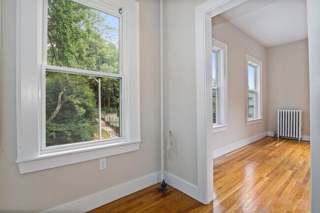 Building Photo - 35 Oak Ave