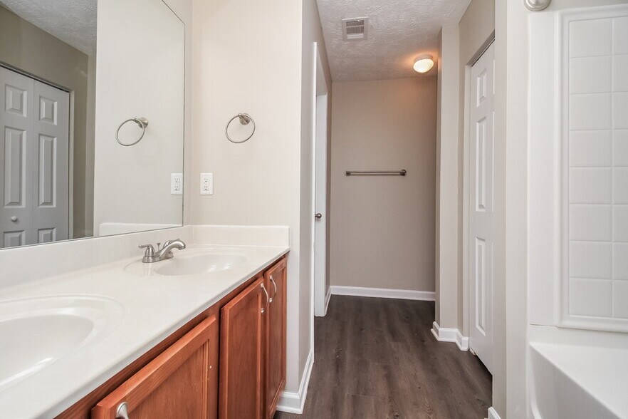 Building Photo - 813 Creek Oak Dr