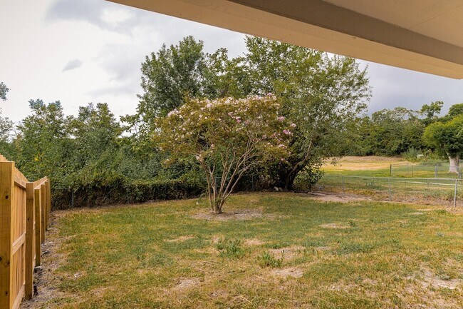 Building Photo - 811 Matchett St