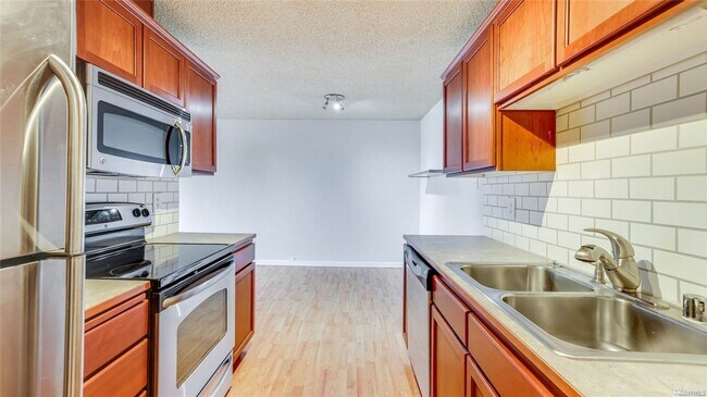 Building Photo - Light filled top floor condo.