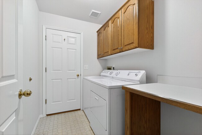 Building Photo - 2074 N Siesta Ave