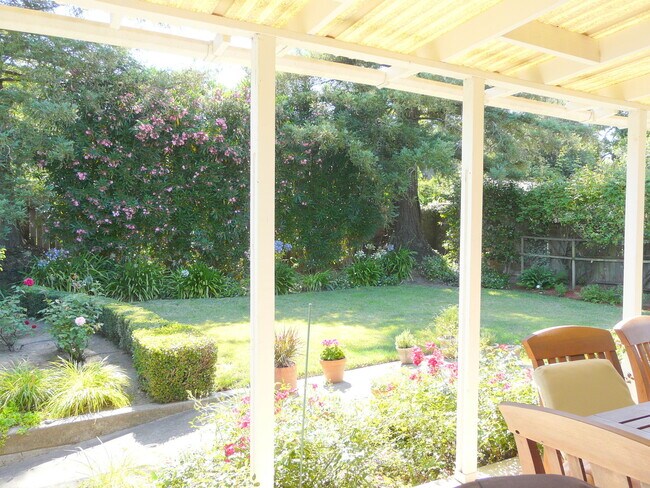 Building Photo - 2 Bedrooms, 1 Bathroom Popular Alta Height...