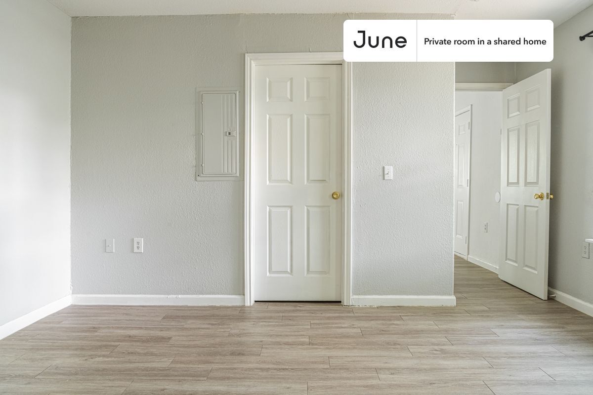Building Photo - Private bedroom in 3 bed/2 bath Home