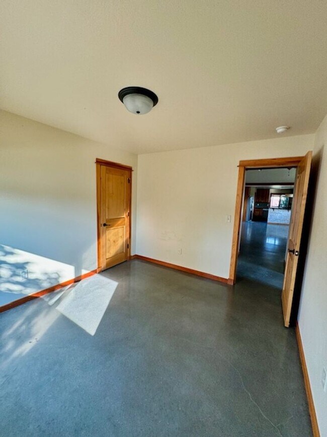 Building Photo - 3-Bedroom, 2-Bathroom Single-Level Home in Bozeman, MT