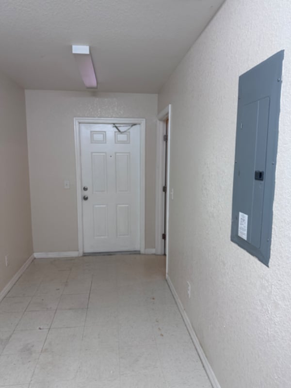 Building Photo - 807 W 13th St