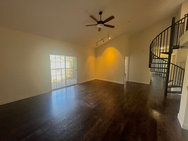 Building Photo - Spacious 2 Bed, 2 Bath + Loft in Prime Lak...