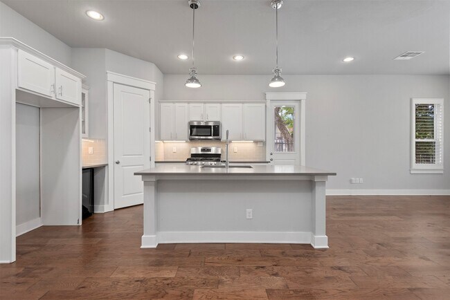 Building Photo - 909 Oak St