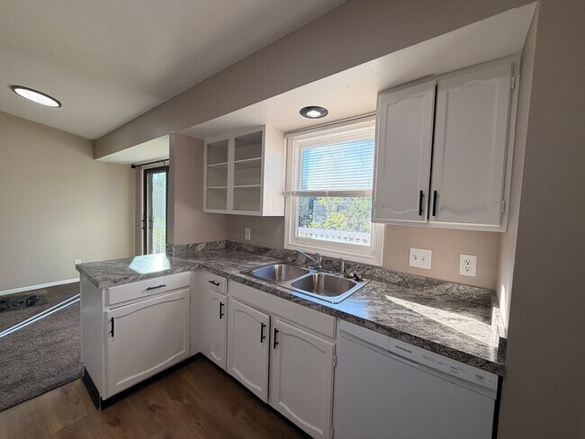 Building Photo - Rockford Schools! 4 Bedroom Duplex
