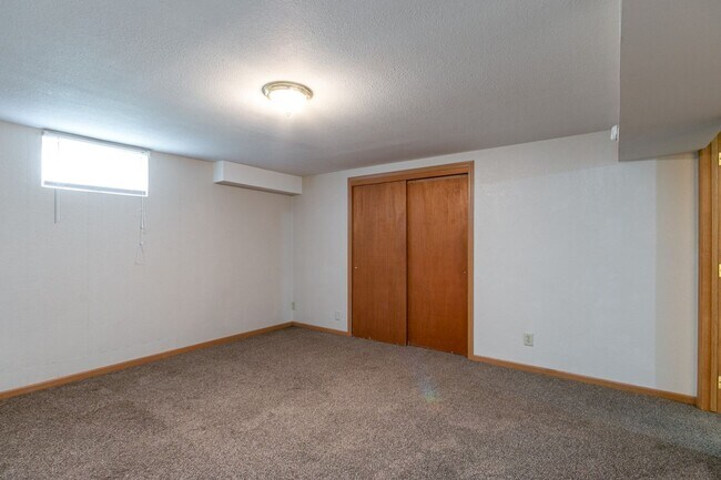 Building Photo - #6 Bedroom House with Awesome Yard Plus Ga...