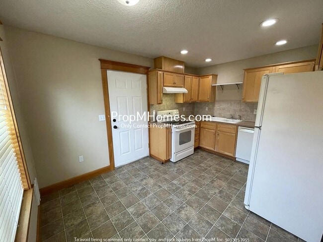 Building Photo - 2507 E Burnside St