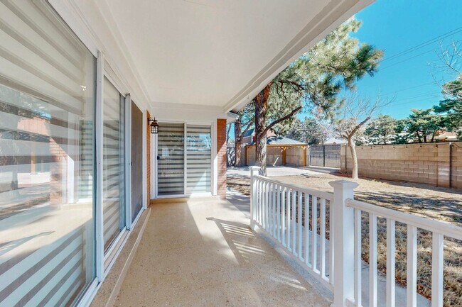 Building Photo - **Great Home** 3 Bed | 2 Bath | NE Heights | Quiet Neighborhood, Prime Location