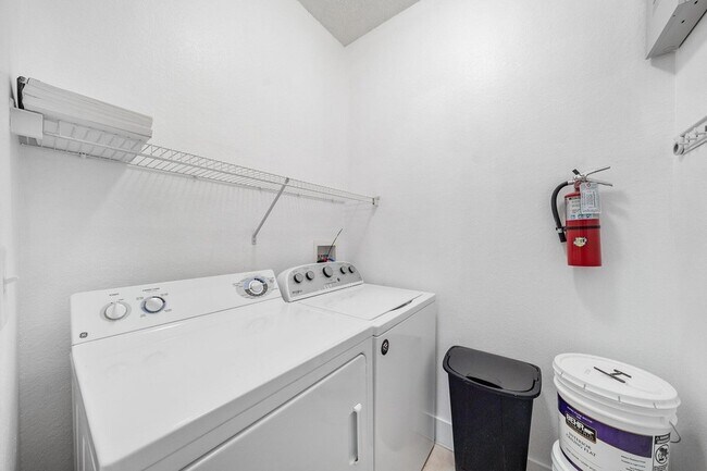 Building Photo - 3020 Alcazar Pl