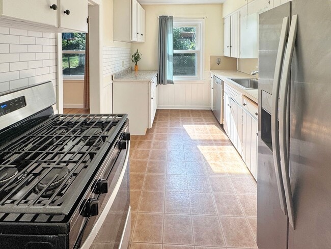 Building Photo - Lovely 3 bedroom 1.5 bathroom Cape Code st...