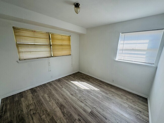 Building Photo - 1807 Westcliff Dr