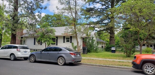 Building Photo - Cheney Spacious 5-Bedroom Home Near Campus – Available July 10th