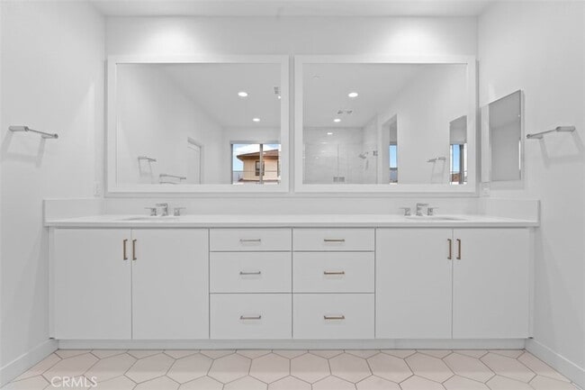Building Photo - 35963 Bertain Dr