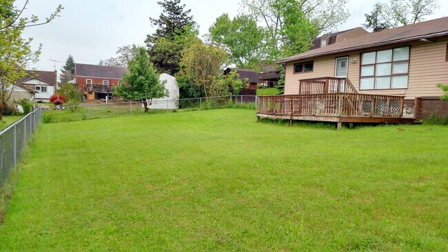 Building Photo - Two Bedroom House in Jefferson Hills With Central Air And Detached One Car Garage - Fenced In Yard