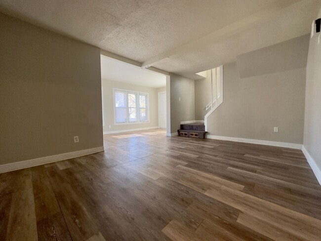 Building Photo - Beautiful 3 bedroom, 1 bath single family home with fenced yard and garage