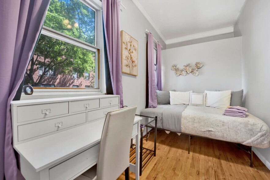 Building Photo - 1205 W Oakdale Ave