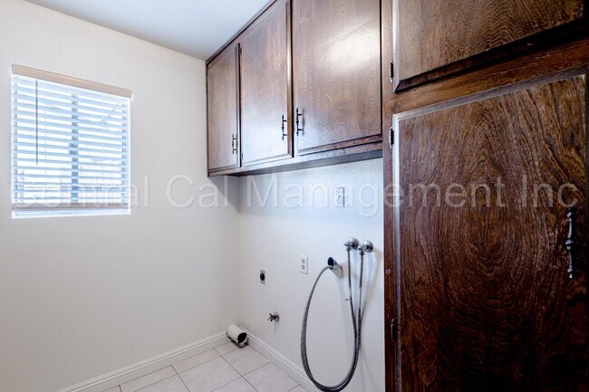Building Photo - 3 Bedroom/2 Bath Home - $2250 per month!
