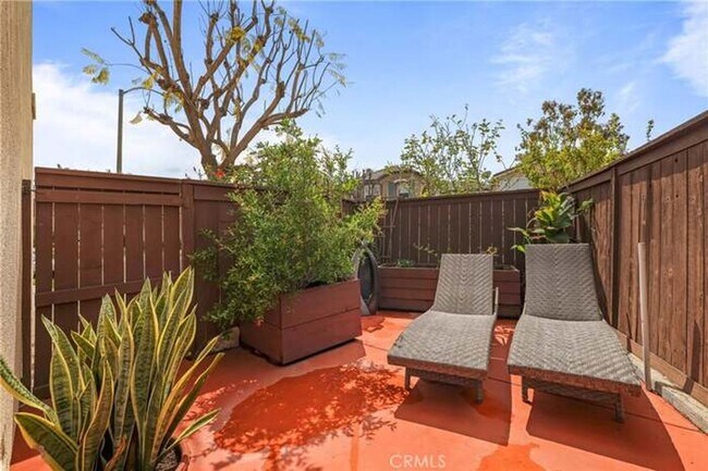 Building Photo - 3 Bedroom Plus Loft in Los Flores