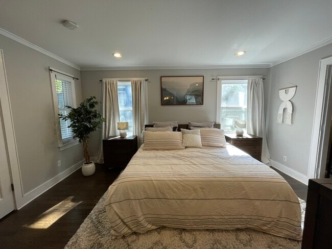Building Photo - Large bright and clean Brookside home