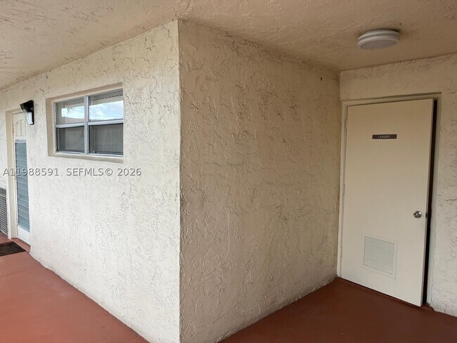 Building Photo - 361 S Hollybrook Dr