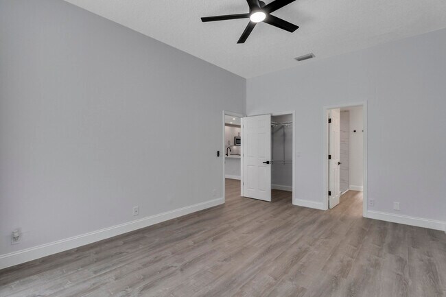 Building Photo - 6680 Thornhill Ct